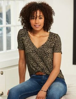 SOSANDAR Women Jersey Animal Print V-Neck T-Shirt